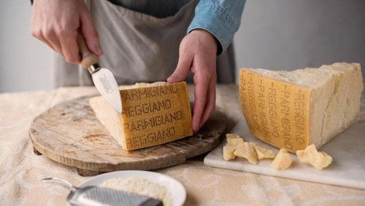 Parmigiano Reggiano come una star di Hollywood: accordo con una talent agency per apparizioni in tv