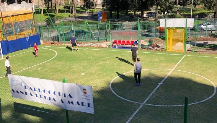 Napoli, la chiesa inaugura un campetto di calcio al Molosiglio: "Uno spazio per i ragazzi dei quartieri"