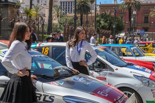 Palermo: Targa Florio numero 103, folla in piazza Verdi per il via