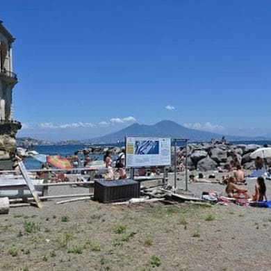 Spiagge a Napoli, la partita delle concessioni e su Posillipo arriva il primo ricorso