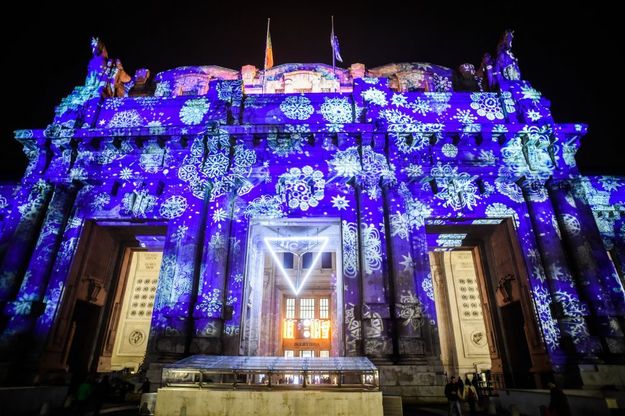 Milano, videomapping natalizio: la Centrale incanta i viaggiatori