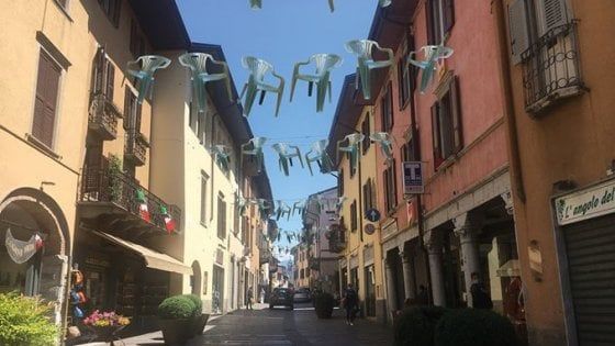 Sedie vuote sospese tra i palazzi di Albino: "Un'installazione per ricordare i nostri morti del coronavirus"