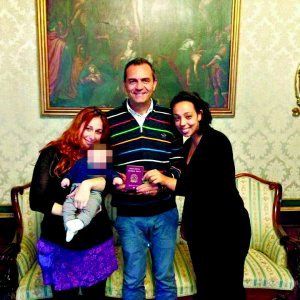 Bimbo con due madri, de Magistris: "Non darò seguito alla richiesta del prefetto"