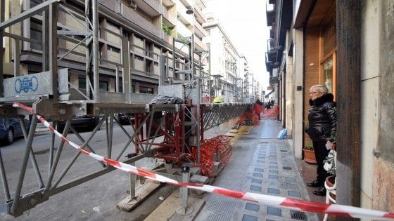 Bari, passante ferito durante lo smontaggio di un'impalcatura in centro: non è grave