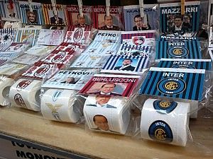 Carta igienica, calcio e politica:<br />&egrave; boom sulle bancarelle a Napoli