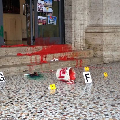 Spray e vernice rossa, blitz pro-curdi all'ufficio del turismo della Turchia
