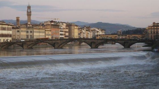 Firenze, si butta in Arno: salvato dalle forze dell'ordine