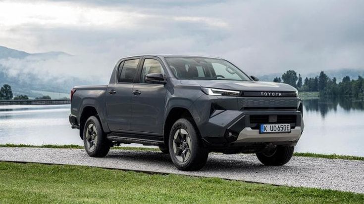 Toyota Hilux 2026, l'inarrestabile: la prova in Bulgaria del diesel e della nuova versione elettrica