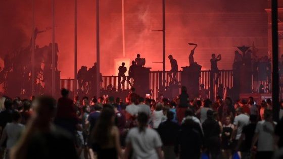 Liverpool, festa tifosi senza distanziamento: ''Comportamento inaccettabile''