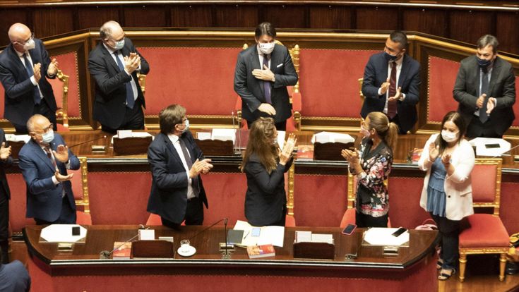Il giorno del trionfo di Conte. E in aula è standing ovation