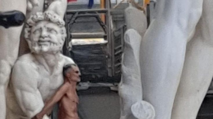Dopo la scalata al monumento in piazza Signoria scarcerato il vandalo
