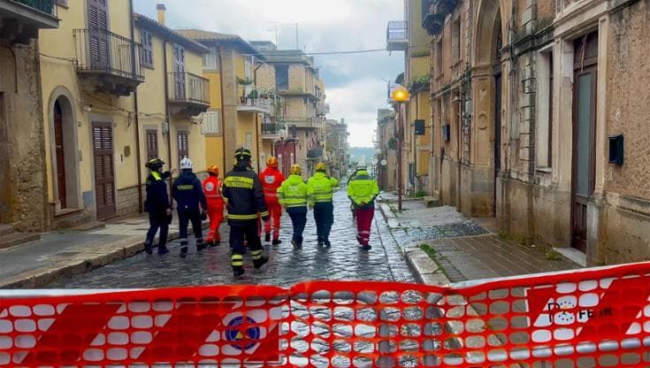 Niscemi, l’allarme dei vigili del fuoco: “La frana continua a muoversi”