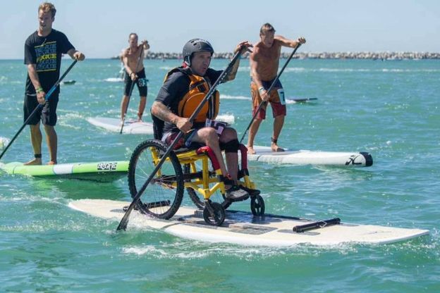 Tirrenia, al mare senza barriere: la prima scuola di surf per i disabili