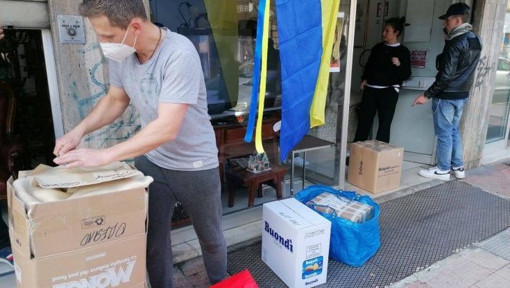 Bari, per l'Ucraina via alla raccolta di aiuti: in via Petroni spaccata la vetrina del punto solidale