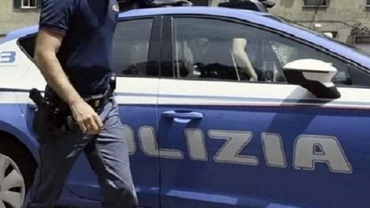 Intervengono per sedare una lite tra padre e figlia, ma i poliziotti vengono presi a schiaffi, calci e sputi e finiscono al pronto soccorso