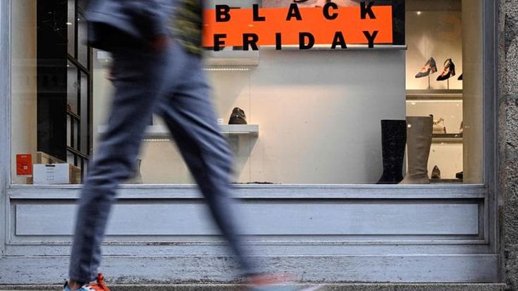 Black Friday, il derby dello shopping tra negozi e online. L’abbigliamento in cima alle preferenze