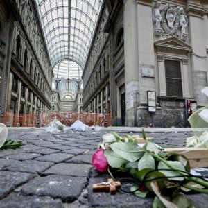 Crollo Galleria Umberto, otto indagati