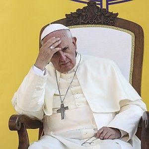 Papa Francesco: "Sistema economico sfrutta l'uomo, giogo insostenibile"