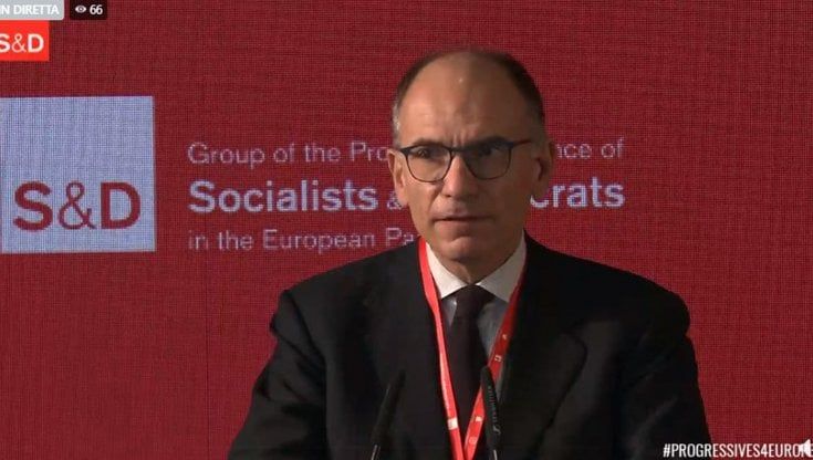 Enrico Letta apre l'Agorà torinese del Pd sull'innovazione: "La nostra democrazia è malata"