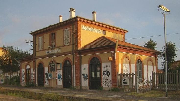Belgioioso, in 21 contro una: circondano una coetanea e le impediscono di prendere il treno