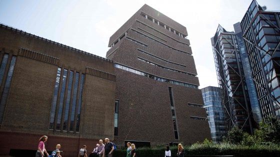 Londra, bimbo lanciato dal 10° piano è fuori pericolo. Il responsabile ha problemi mentali 