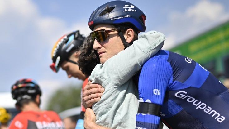 La madre di Gino Mäder segue la tappa in ammiraglia e abbraccia i corridori al Giro di Svizzera