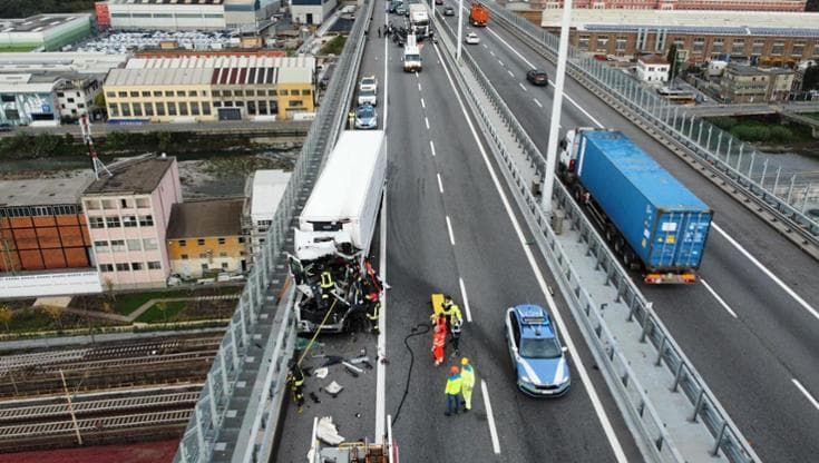 Incidente in A10, tamponamento tra due tir: camionista incastrato tra le lamiere