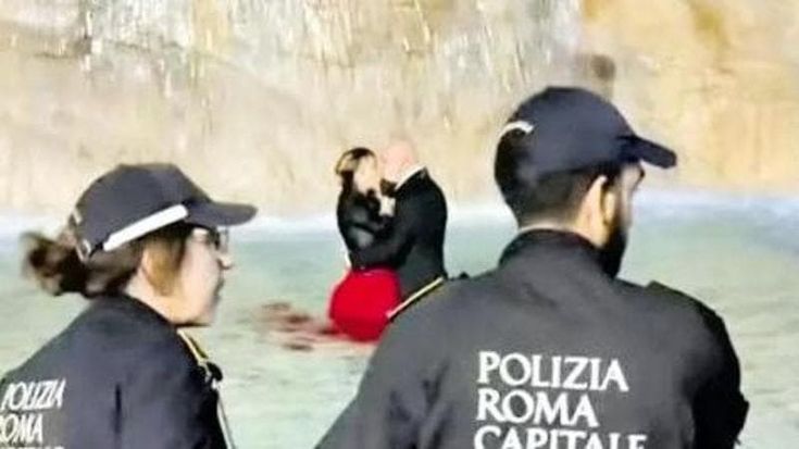 Spritz e sigarette che galleggiano: gli effetti della malamovida sui tesori del centro storico