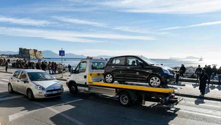 Napoli, mille auto rimosse ogni mese con il carro attrezzi