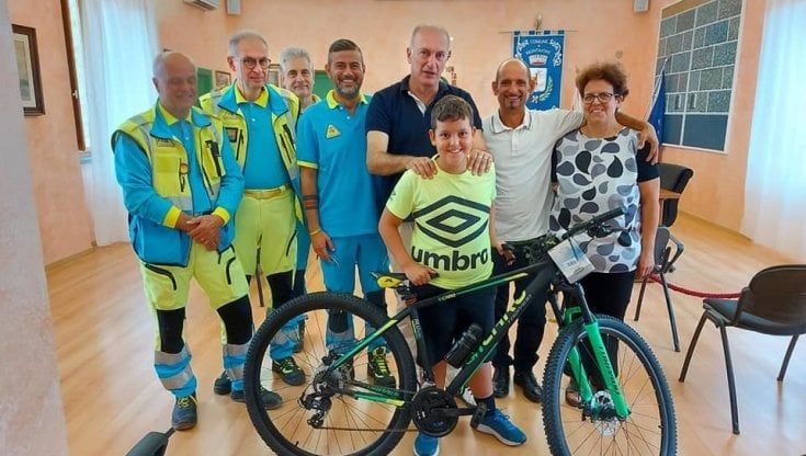 La bici rubata al bambino ricomprata dalla Misericordia di Montaione