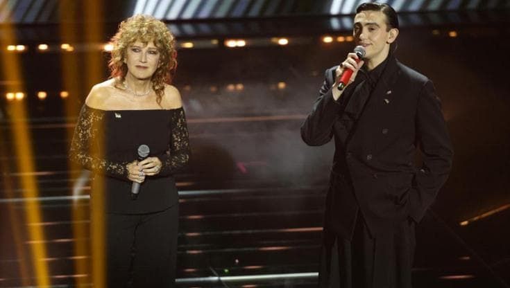 Sanremo, Fiorella Mannoia sul palco indossa una spilla che raffigura la bandiera della Palestina