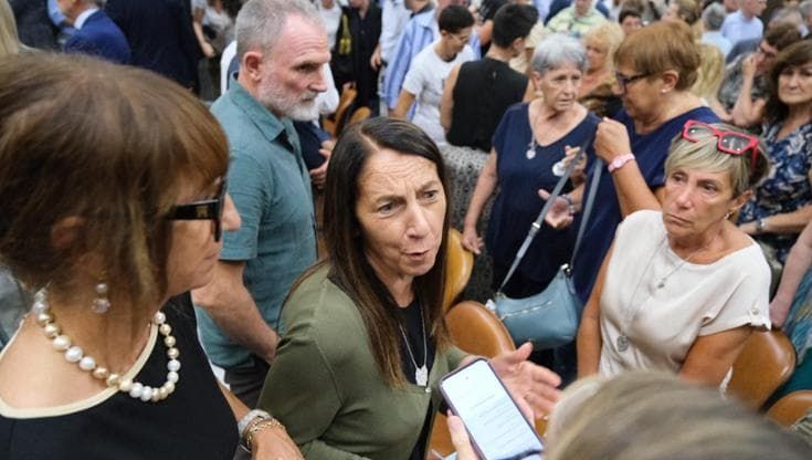 Morandi, i familiari delle vittime si tengono per mano: “Sentenza che ci sta, avevamo ragione noi”