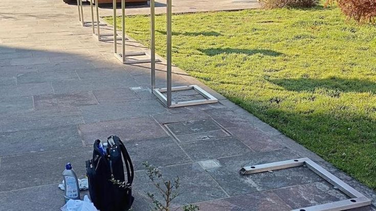 Brugherio, vandalizzato leggio delle pietre d’inciampo: denunciati 7 minori ripresi dalle telecamere