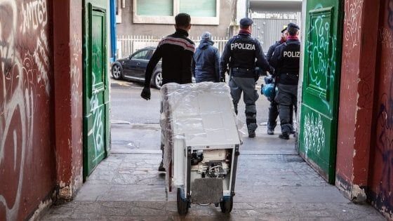 La polizia in via Gola, perquisizioni e sgomberi nelle case popolari occupate