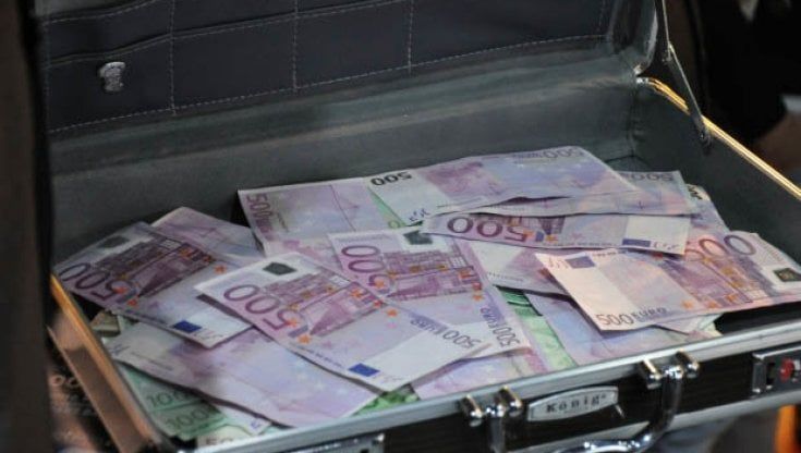 Scopre tradimento della moglie e chiede ventimila euro all'amante, arrestato 