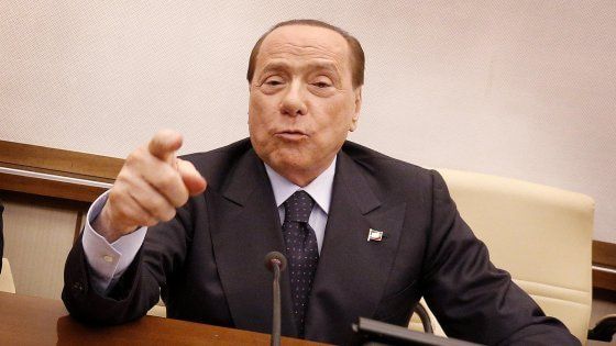 Elezioni Milano, Berlusconi dà il via alla campagna: ci sono i gazebo, ma non il candidato