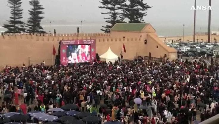 Qatar 2022, il Marocco batte il Canada e vola agli ottavi: l'esultanza dei tifosi a Essaouira