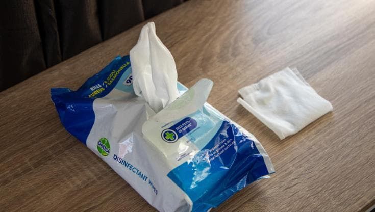 Troppe salviette umidificate finiscono nei fiumi e nei mari (con il loro carico di plastica)