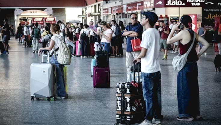 Treni, in Puglia circolazione in tilt: dopo l’incendio lo sciopero. Cancellazioni e bus sostitutivi