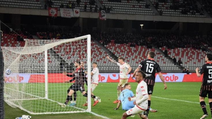 Bari all’ultimo respiro pareggia 1-1 con la Cremonese. Insulti razzisti contro Dorval