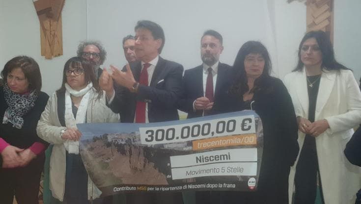 Niscemi, 300 mila euro per gli sfollati: Conte consegna la donazione dei 5 Stelle