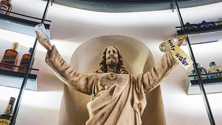 Un lounge bar nella chiesa di Sant'Antonio abate, con tanto di statue tra bottiglie di liquori