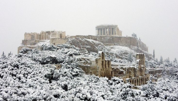 Atene, la neve imbianca l'Acropoli. Bloccate le vaccinazioni