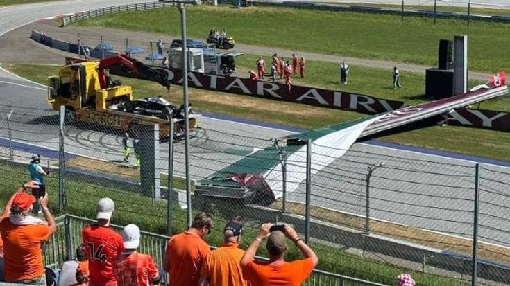 F1, camion sbatte contro il ponte pubblicitario che crolla sulla pista prima del Gp d’Austria