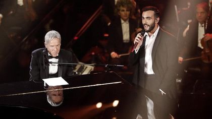 Sanremo, dodici in gara. Mannoia e Mengoni incantano l'Ariston, standing ovation per Loredana Bertè