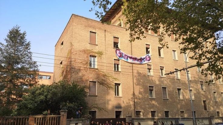 Bologna, nuova occupazione: il Cua apre uno “student hostel” in viale Filopanti