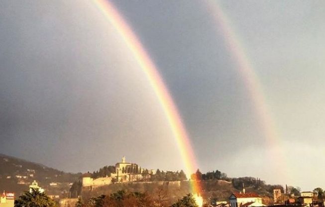Il doppio arcobaleno dopo la tempesta: gli scatti del cielo di Brescia su Instagram
