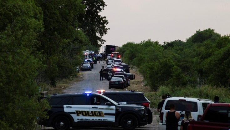 Usa, 46 immigrati trovati morti asfissiati all'interno di un camion; avevano superato clandestinamente il confine con il Messico