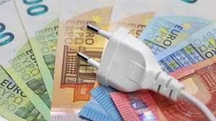 Bollette, il governo teme l’aumento dei prezzi: la liberalizzazione del mercato luce e gas viene rinviata a dopo le Europee