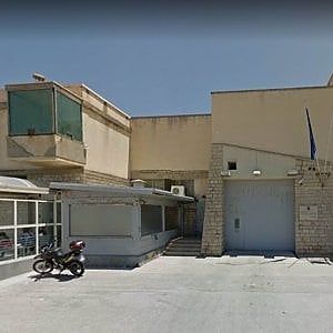 Trapani, tre auto danneggiate nel parcheggio del carcere di San Giuliano